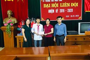 Công đoàn ngành giáo dục tỉnh Hưng Yên tặng quà học sinh có hoàn cảnh khó khăn